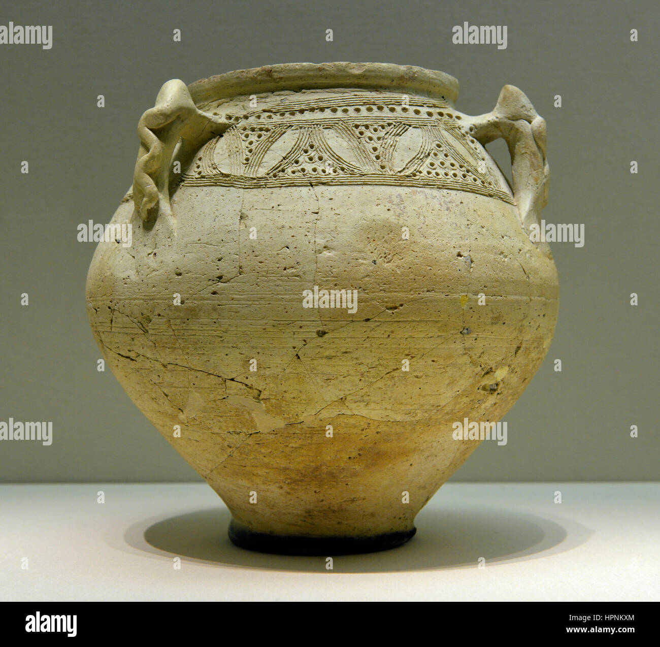 Vaso con manici. 8th-10secolo CE. Terraglia, incisi decorazione. Dipartimento di Archeologia, re Arabia University di Riyadh. Foto Stock