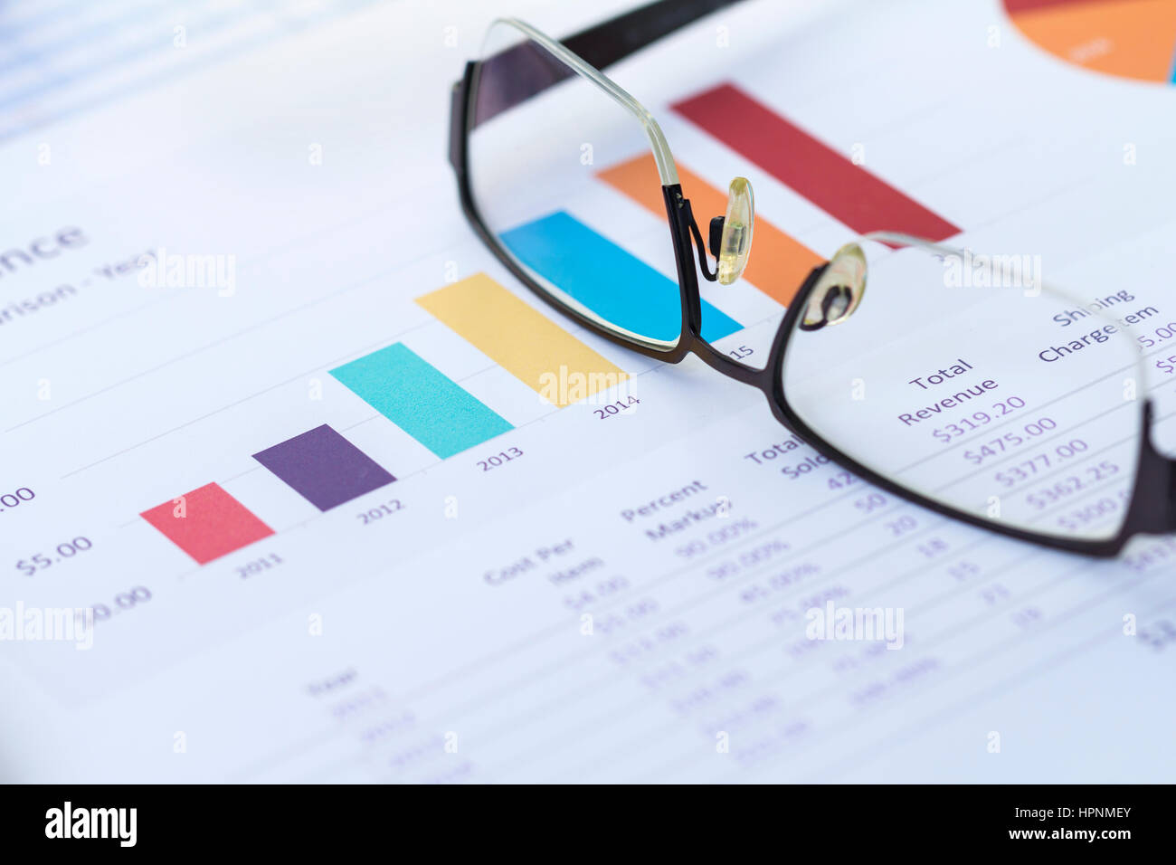 Attività di analisi delle prestazioni con colorate il grafico a barra e occhiali Foto Stock