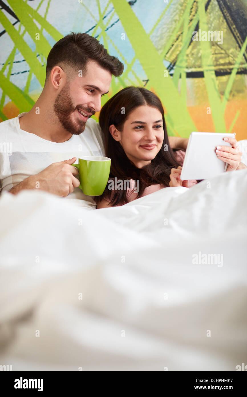 Coppia piacevole trascorrere del tempo libero nel letto la mattina Foto Stock