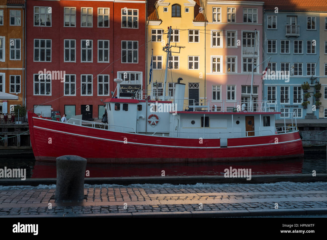 Nyhavn case e barca dal molo Foto Stock