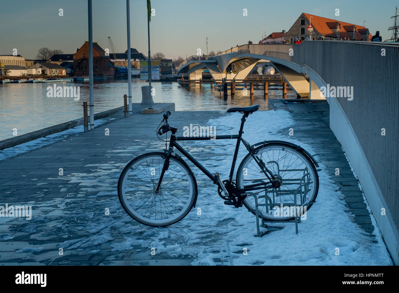 Ciclo parcheggiata dal ponte inderhavnen copenhagen Foto Stock