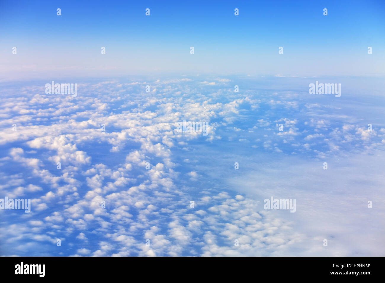 Nuvole bianche sotto il cielo blu come neve Foto Stock
