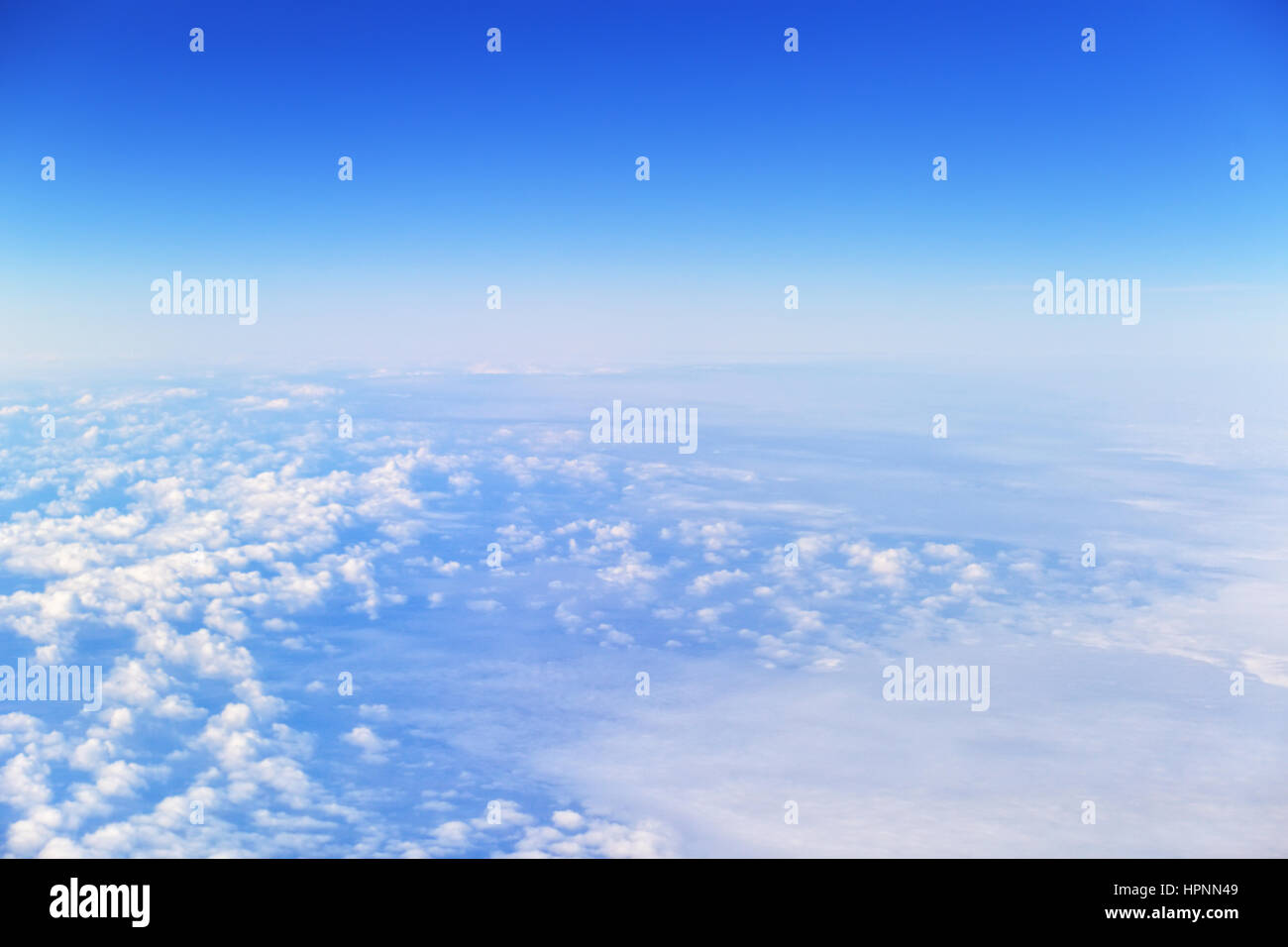 Blue sky abov nuvole bianche appaiono come neve Foto Stock