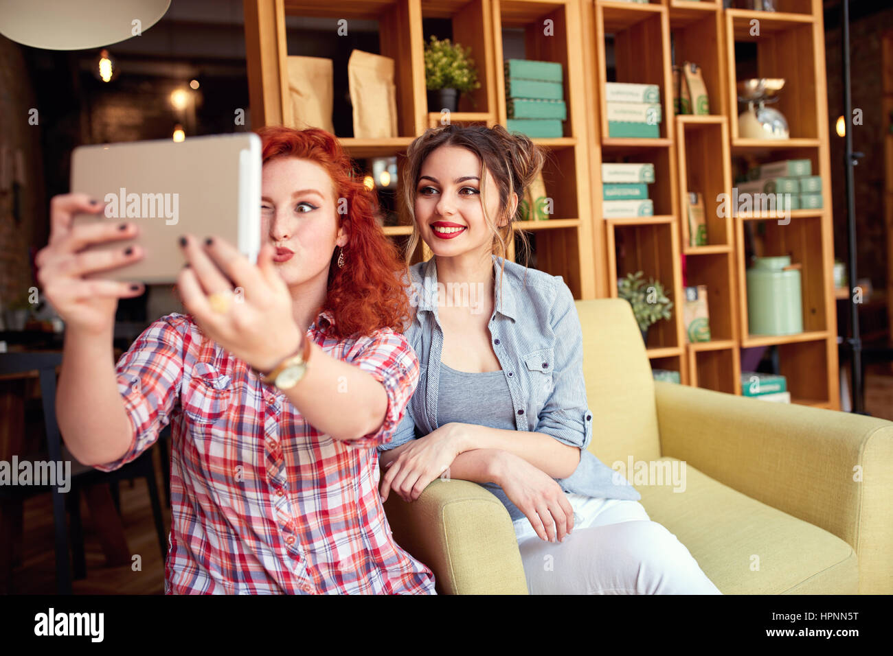 Due donne rendere divertente selfie insieme Foto Stock