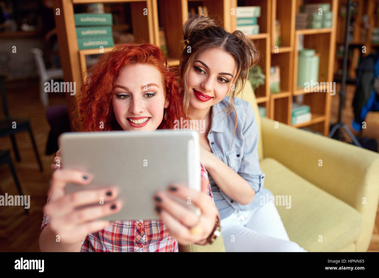 Amici di sesso femminile prendendo selfie insieme sul telefono cellulare Foto Stock