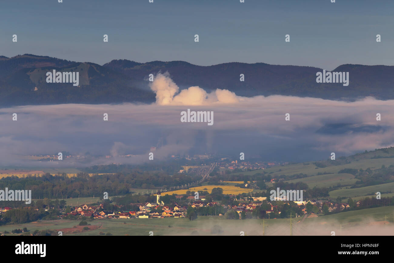 Impianto di bobina inquina atmosfera nella piccola città Foto Stock