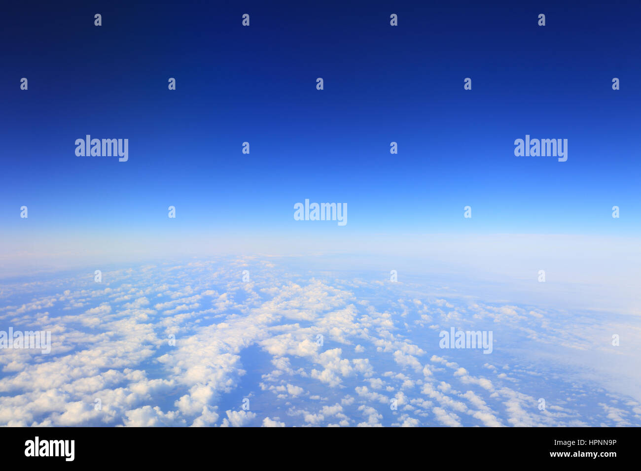 Il bianco delle nuvole e cielo blu dal piano Foto Stock