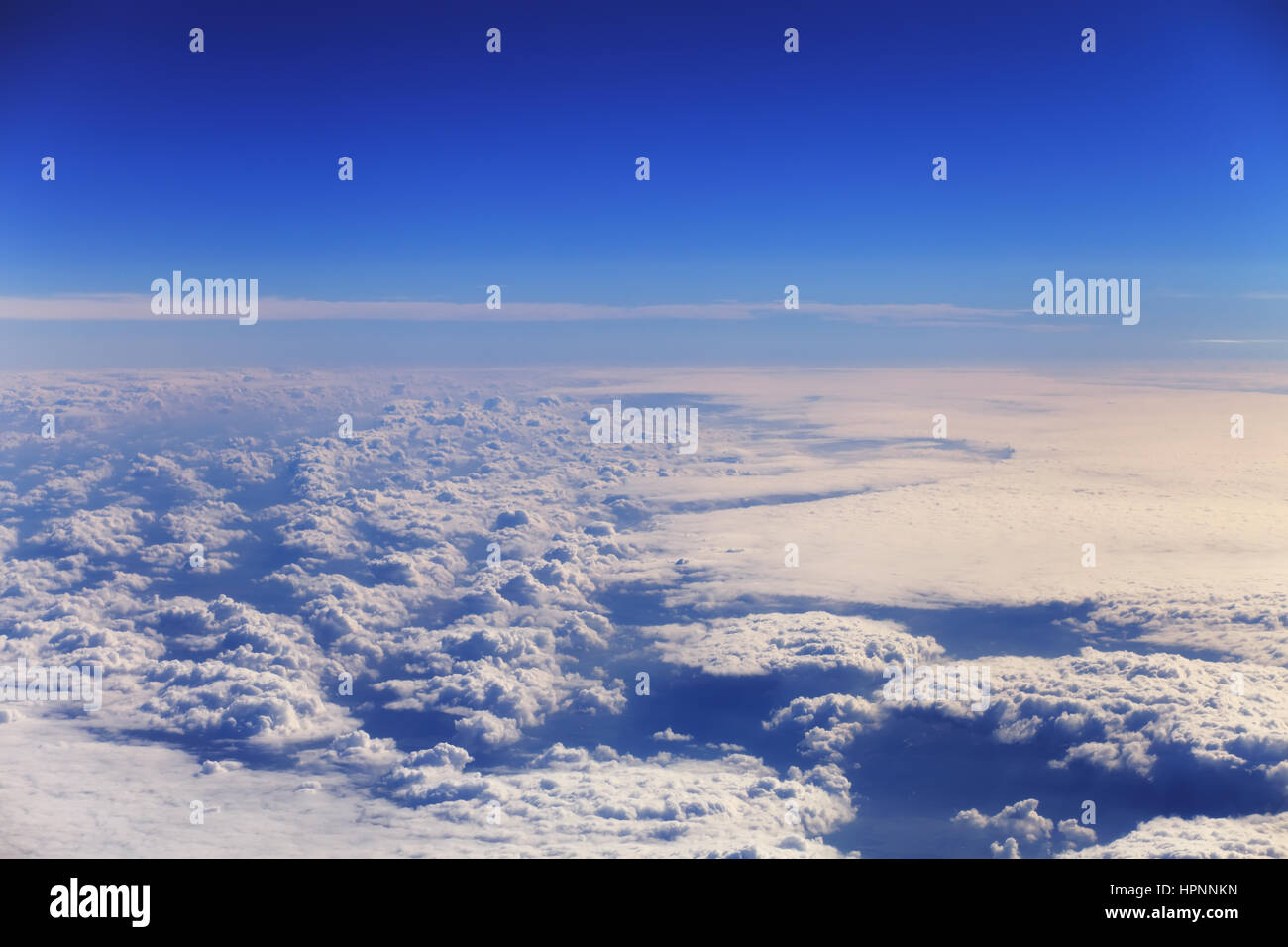 Nuvole bianche sotto il cielo blu guardando come il bianco della neve Foto Stock