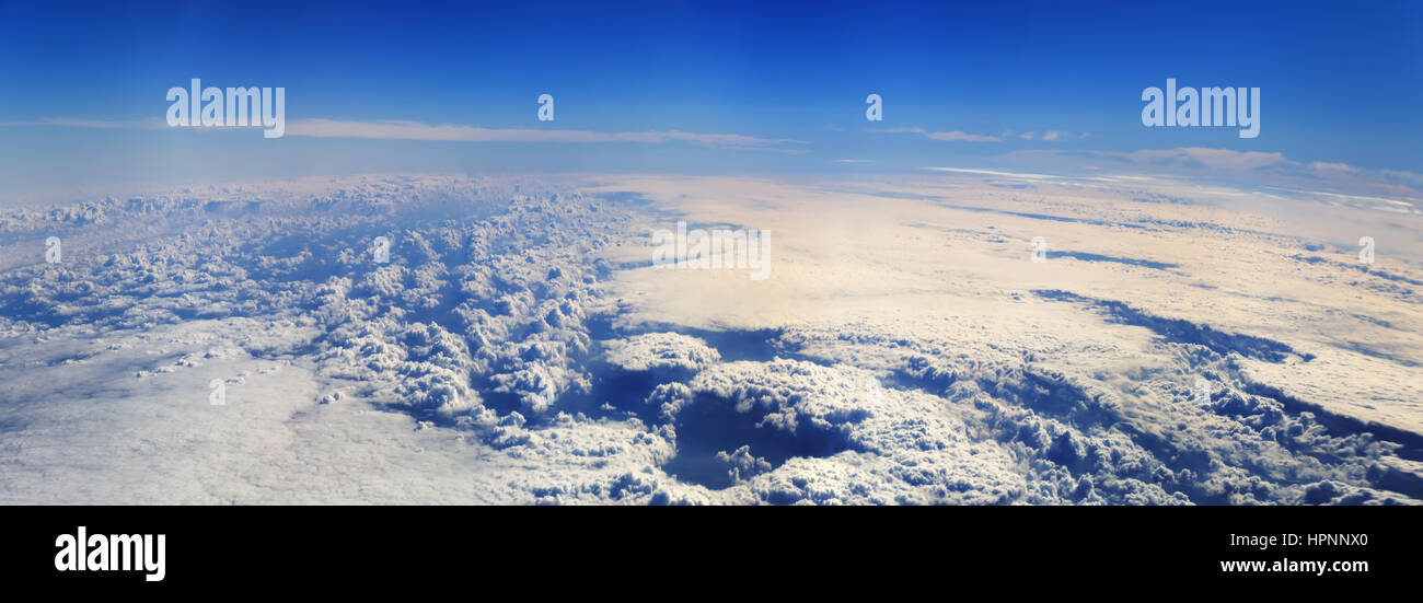 Vista panoramica di nuvole bianche da aereo Foto Stock
