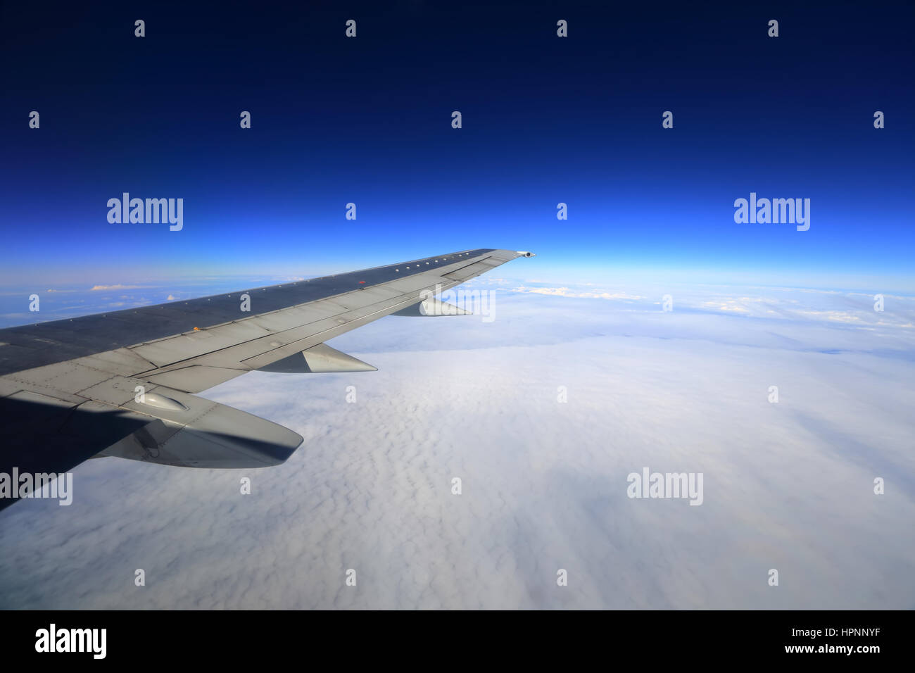 Ala di aeroplano nel cielo di nuvole bianche Foto Stock