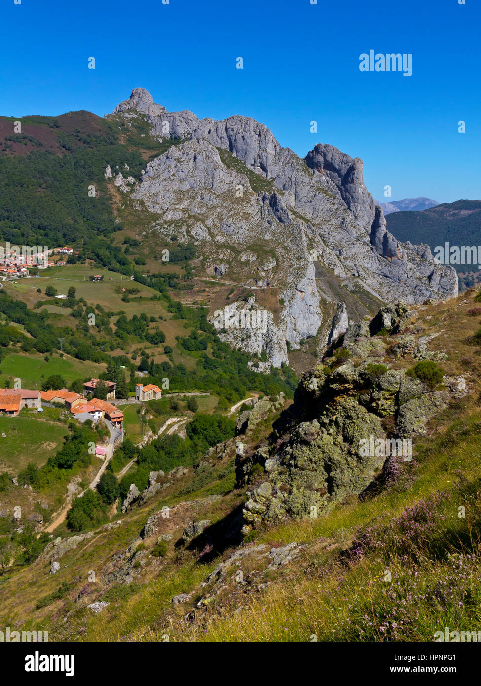 Paesaggio di montagna vicino Cucayo nel Parco Nazionale Picos de Europa Cantabria Spagna settentrionale Foto Stock