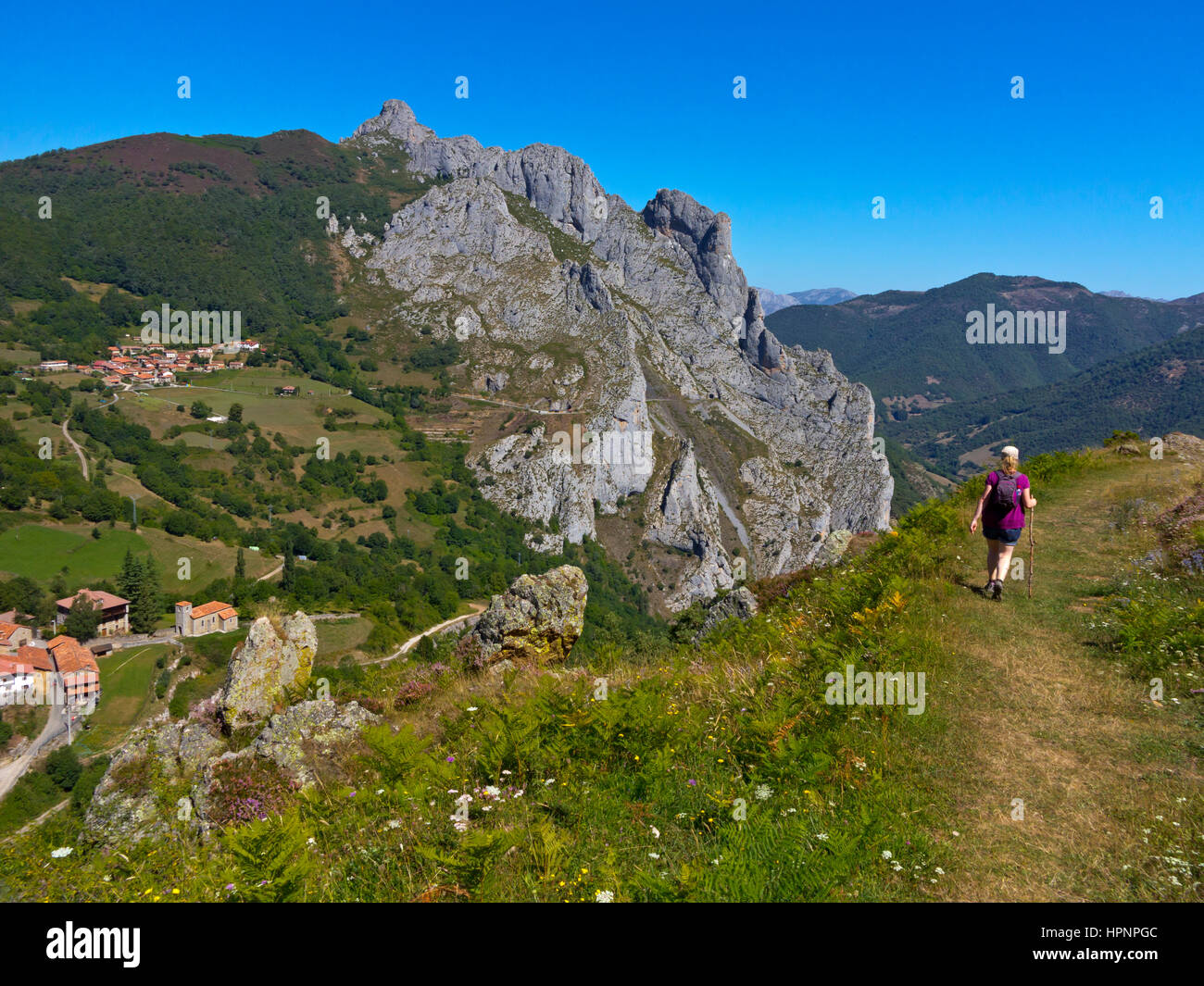 Donna escursioni nel paesaggio di montagna vicino Cucayo nel Parco Nazionale Picos de Europa Cantabria Spagna settentrionale Foto Stock