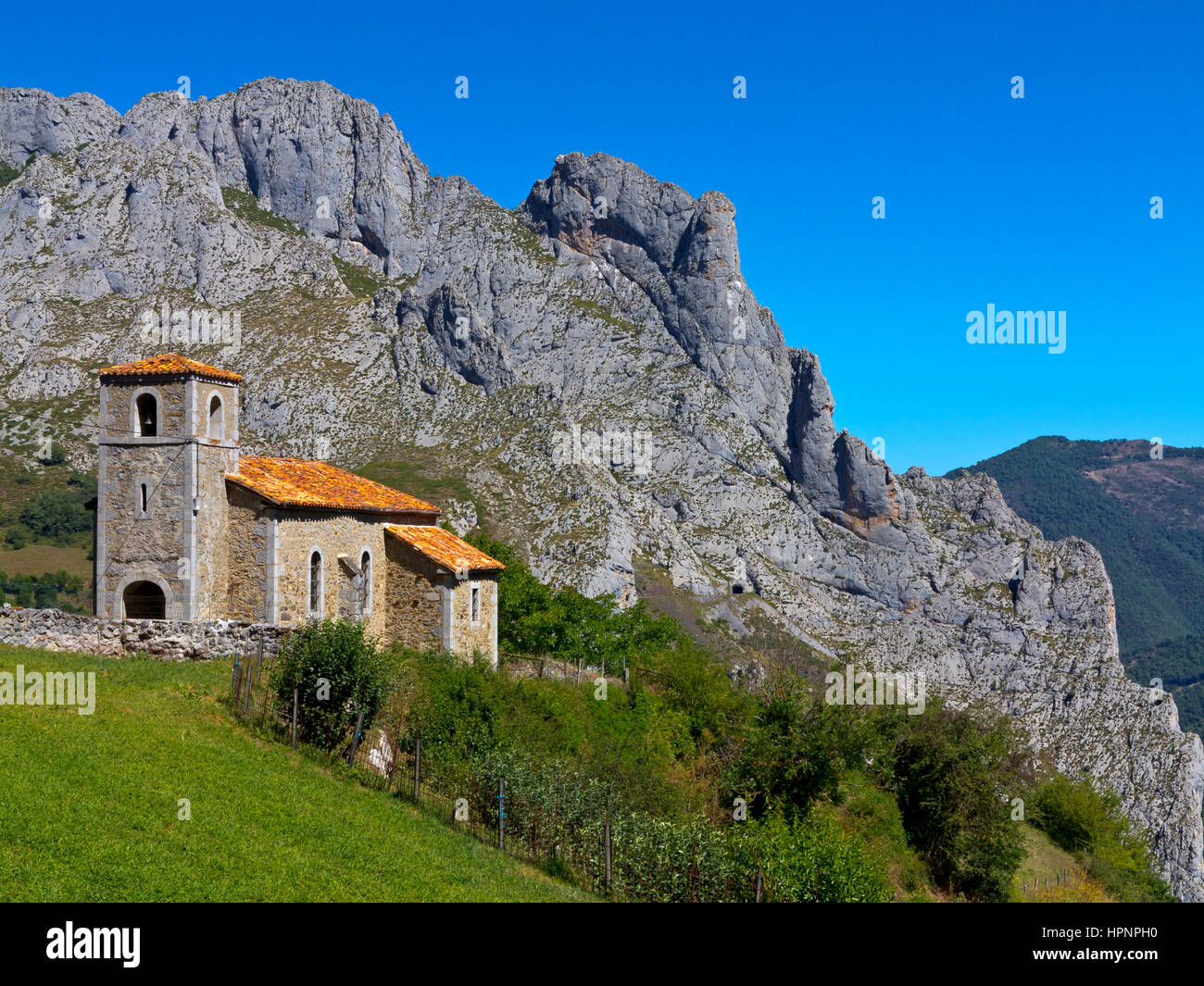 Chiesa tradizionale nel paesaggio di montagna vicino Cucayo nel Parco Nazionale Picos de Europa Cantabria Spagna settentrionale Foto Stock