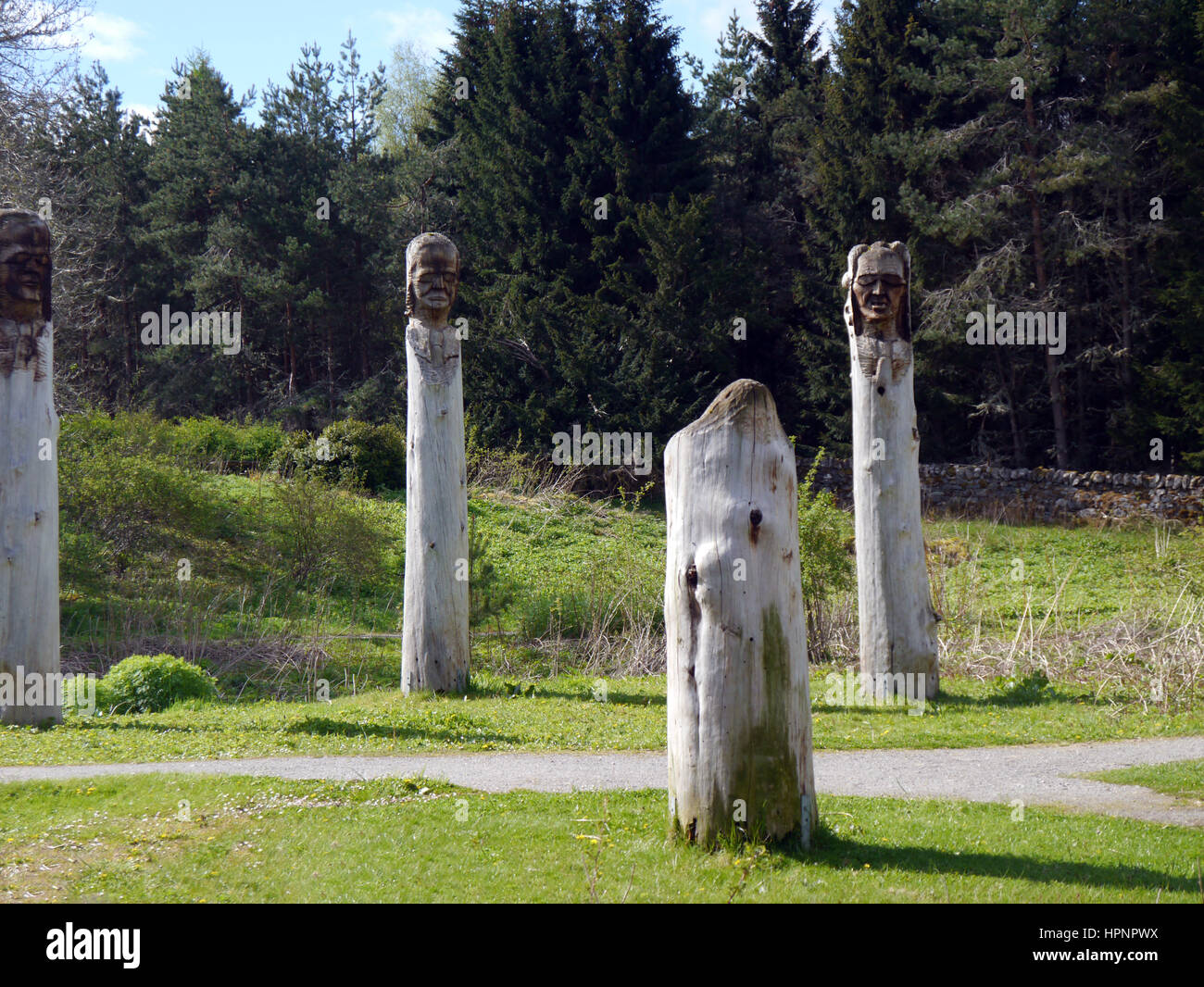 Struttura in legno sculture chiamato terzo mondo parte del Frank Bruce Sentiero delle sculture, Inshriach Forest, Feshiebridge,Cairngorms National Park, Scozia. Foto Stock