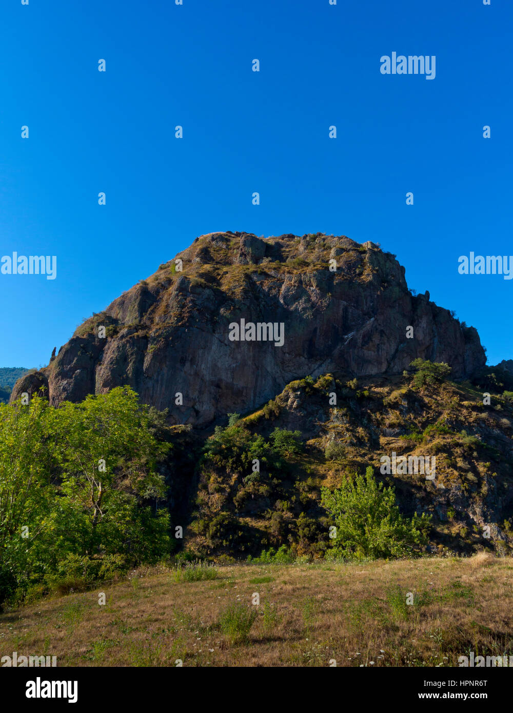 Sperone roccioso a Penallana in Vega de Liebana, Parco Nazionale Picos de Europa, Cantabria, Spagna settentrionale Foto Stock