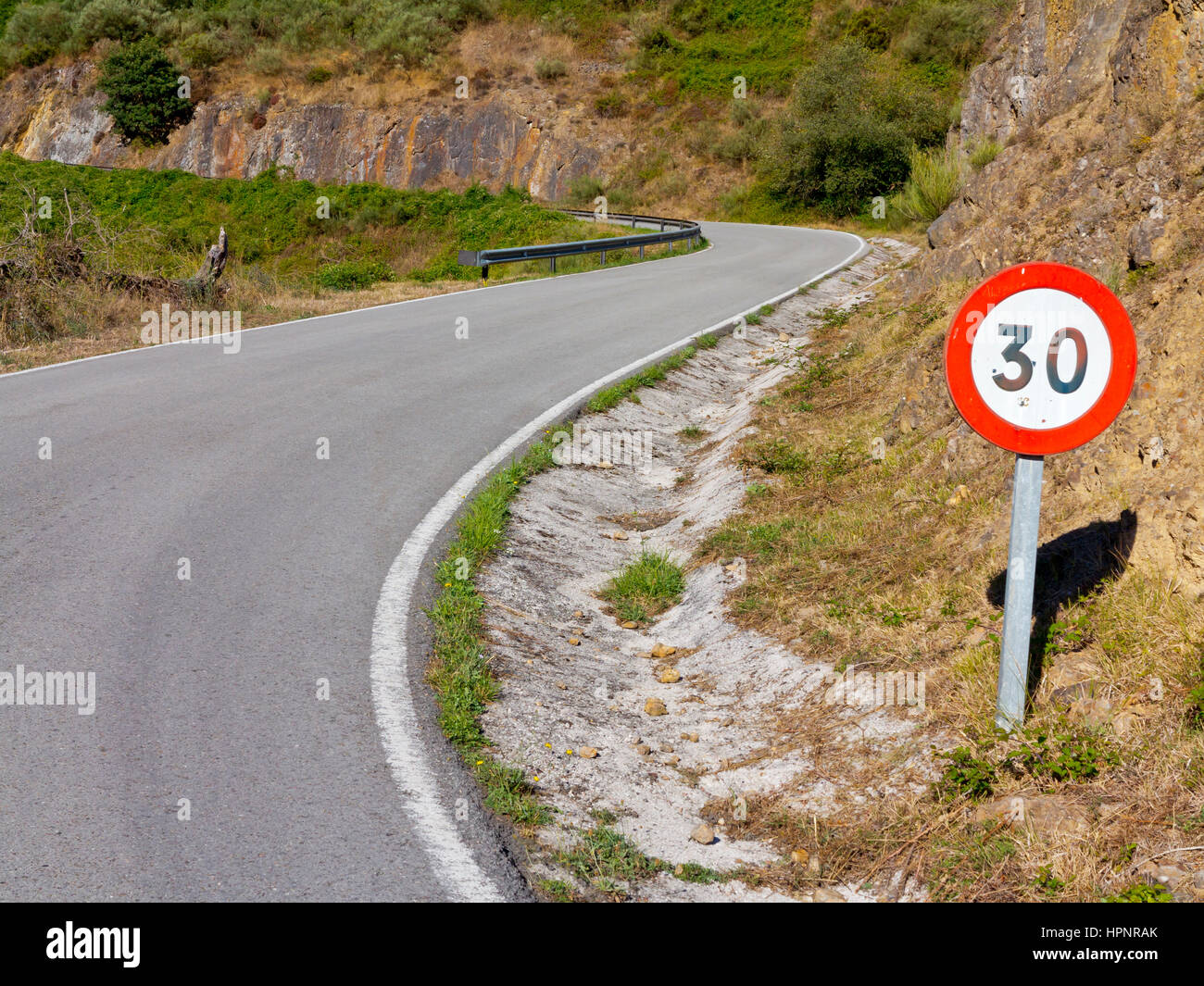 Strada di Montagna e il segnale di limite di velocità a Mirador de Penallana, Vega de Liebana, Parco Nazionale Picos de Europa, Cantabria, Spagna settentrionale Foto Stock
