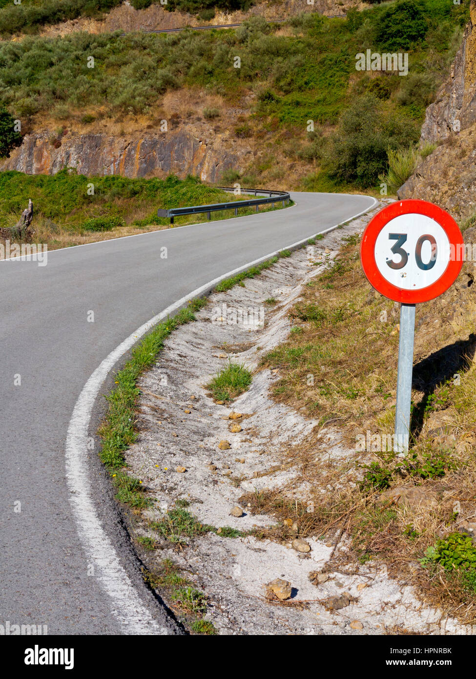 Strada di Montagna e il segnale di limite di velocità a Mirador de Penallana, Vega de Liebana, Parco Nazionale Picos de Europa, Cantabria, Spagna settentrionale Foto Stock