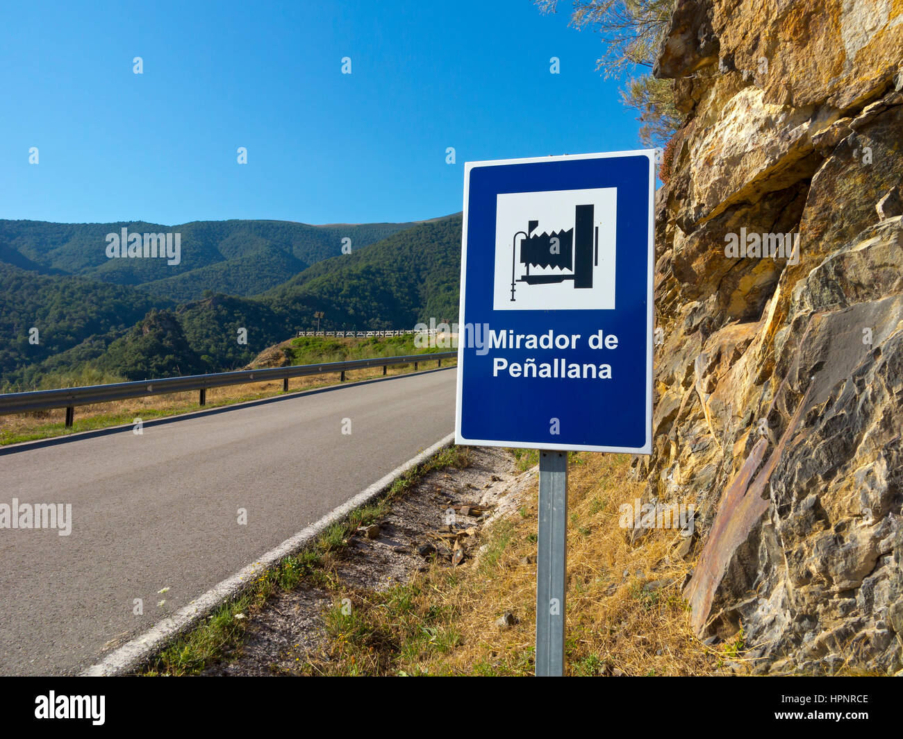 Strada di Montagna e firmare a Mirador de Penallana, Vega de Liebana, Parco Nazionale Picos de Europa, Cantabria, Spagna settentrionale Foto Stock