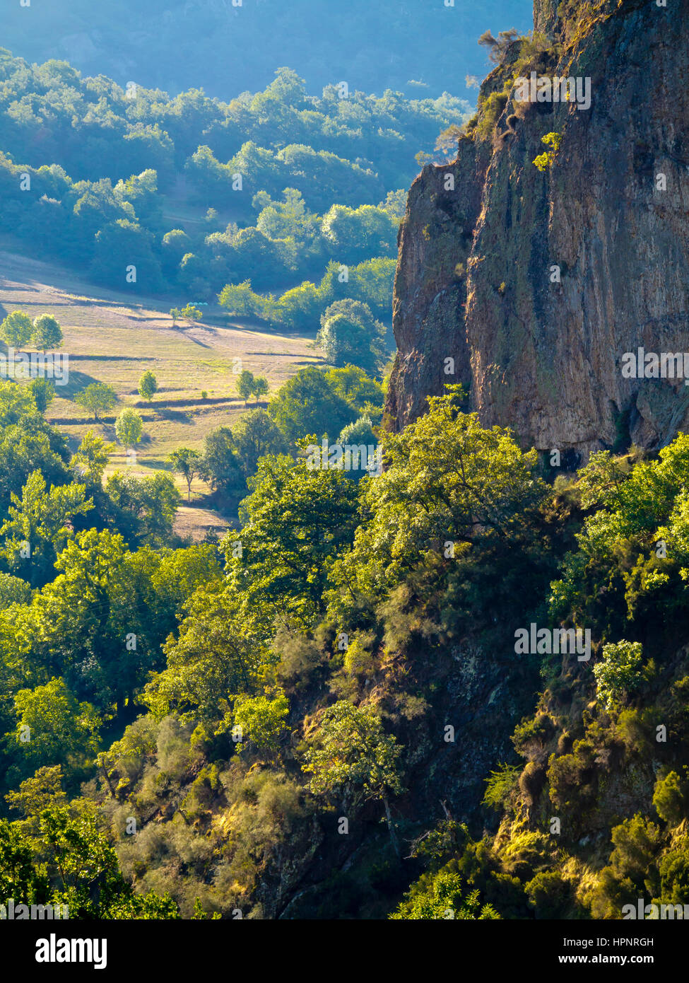 Sperone roccioso a Penallana in Vega de Liebana, Parco Nazionale Picos de Europa, Cantabria, Spagna settentrionale Foto Stock