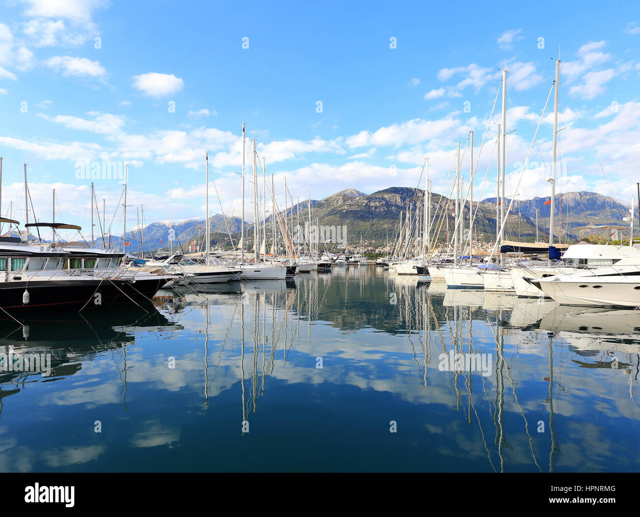 Yacht e la sua riflessione in blu acqua di mare Foto Stock