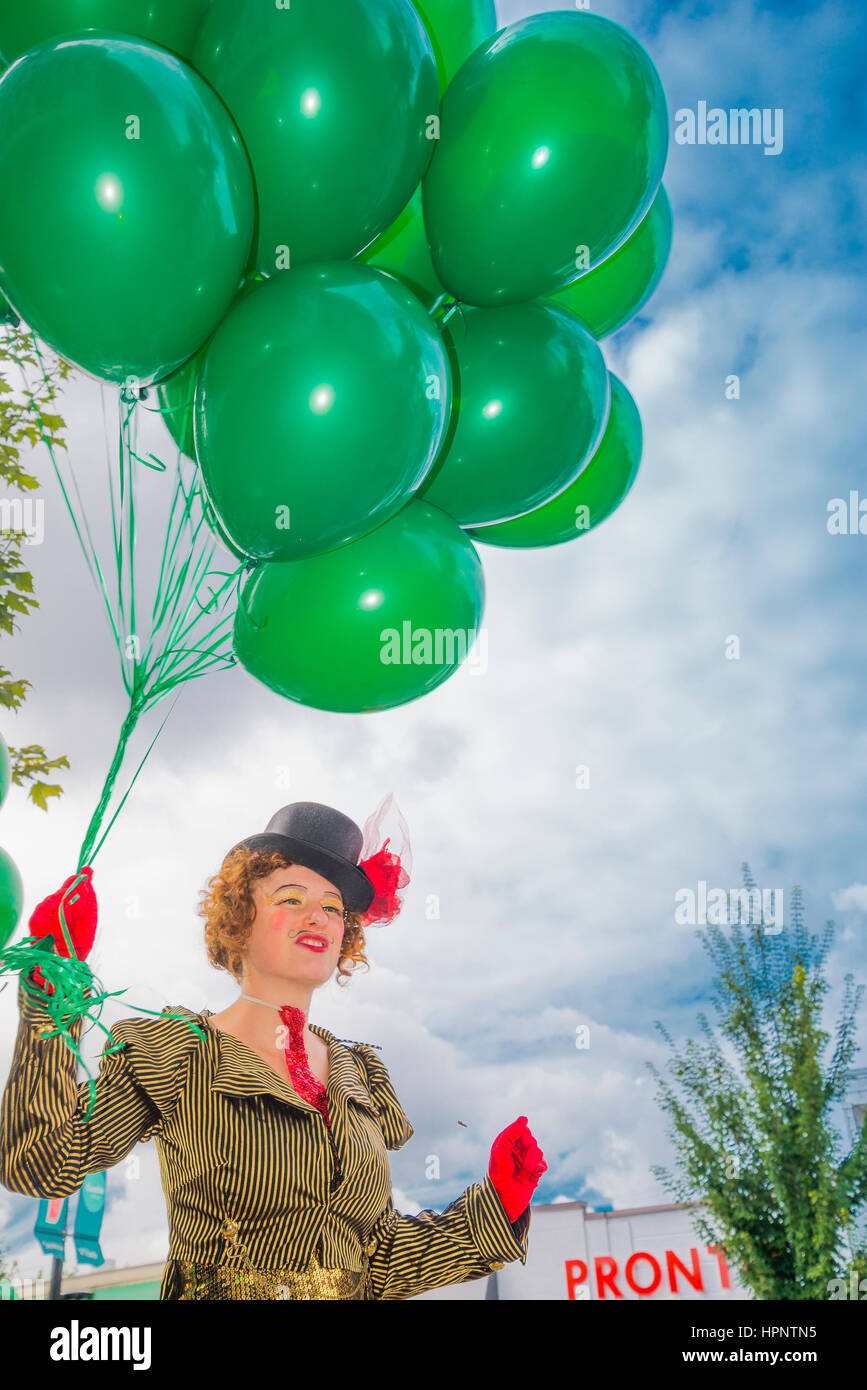 Street performer con palloncini verde. Foto Stock