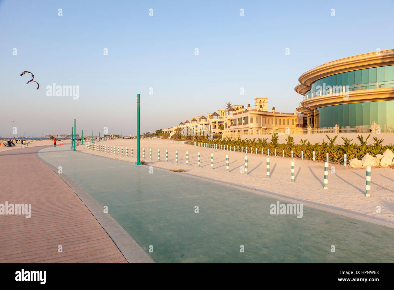 A Piedi e in esecuzione linea in Umm Suqeim spiaggia pubblica a Dubai. Emirati Arabi Uniti, Medio Oriente Foto Stock