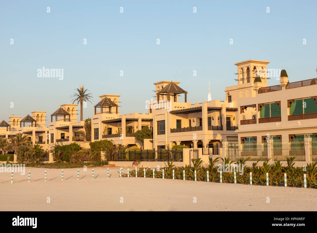 Luxury Waterfront ville al Golfo Persico spiaggia di Dubai. Emirati Arabi Uniti, Medio Oriente Foto Stock