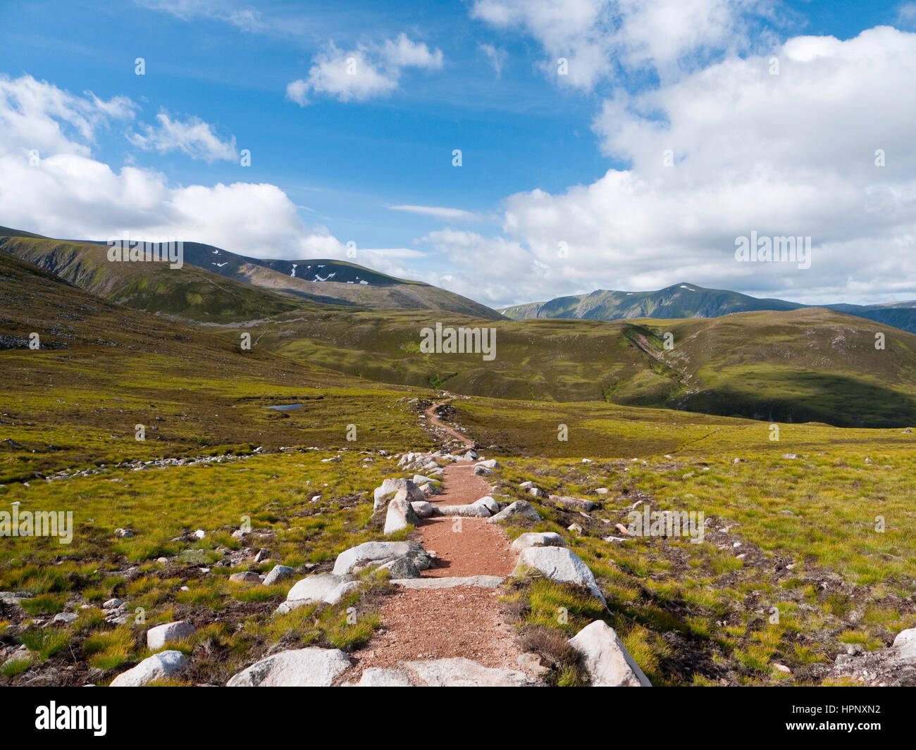 Ben mantenuto il percorso attraverso la brughiera sull'Rothiemurchus estate nei Cairngorms. Braeriach sorge a sinistra con Sgor Gaoith distante visibile a destra Foto Stock