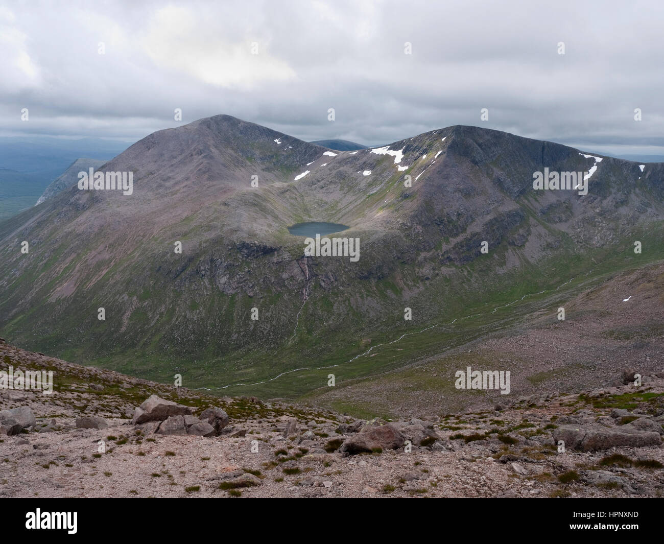 Cairn Toul e l'angelo del picco di circondare il lago di montagna di Lochan Uaine. Visto attraverso la profonda contaminano di Lairig Ghru dal Ben Macdui Foto Stock