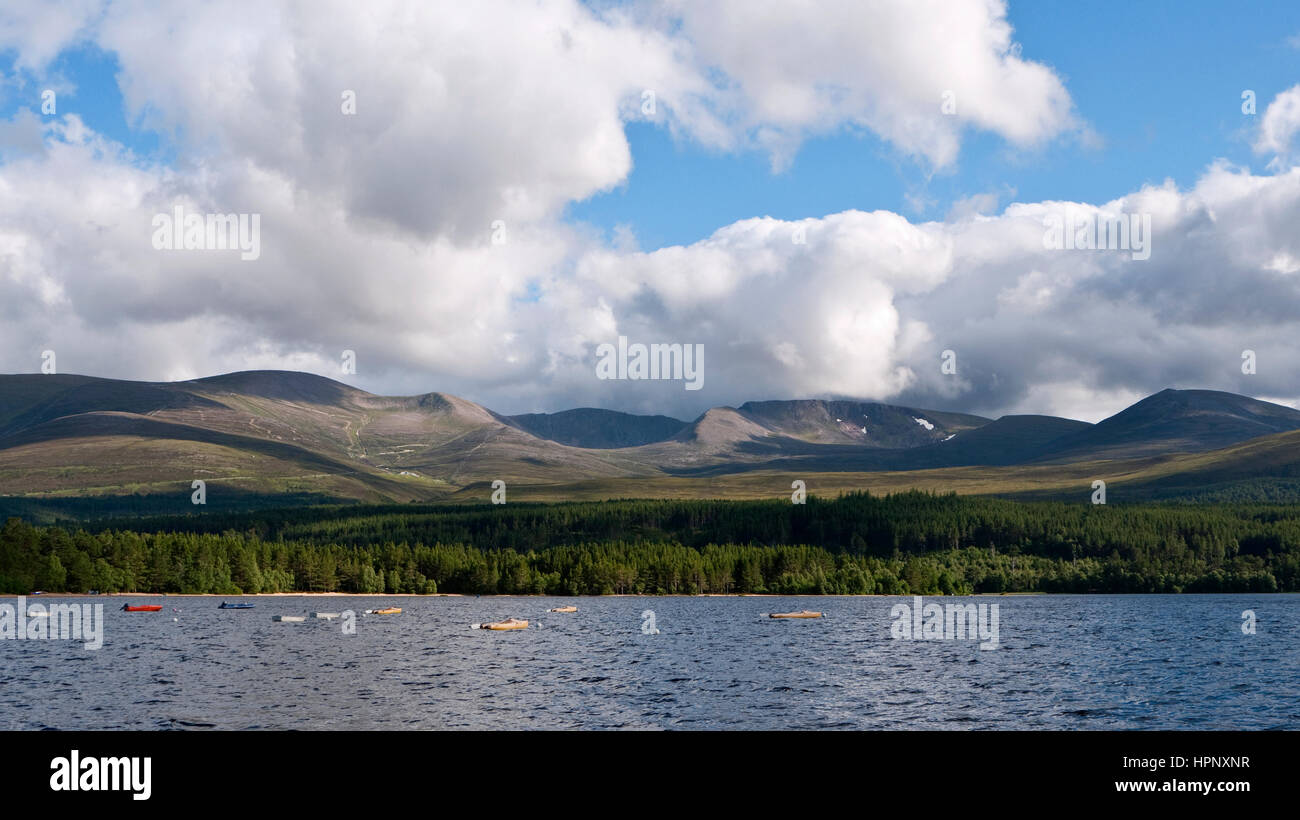 Vista sul Loch Morlich di Cairn Gorm e la Northern Corries, la misura del nord del Cairngorms plateau, vicino a Aviemore Foto Stock