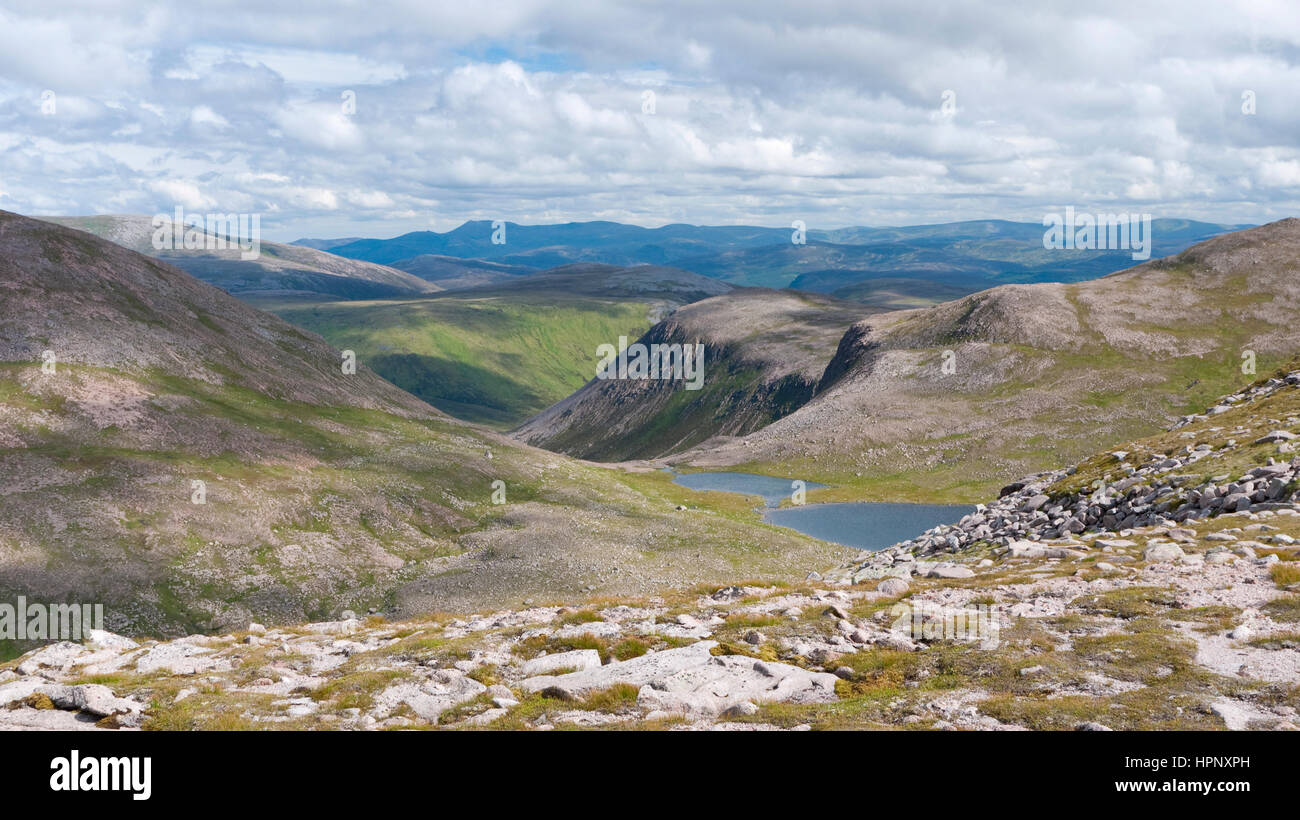 Vista attraverso la fine del Loch Etchachan nella parte superiore raggiunge di Glen Derry, da Carn Etchachan sull'altopiano di Cairngorms Foto Stock