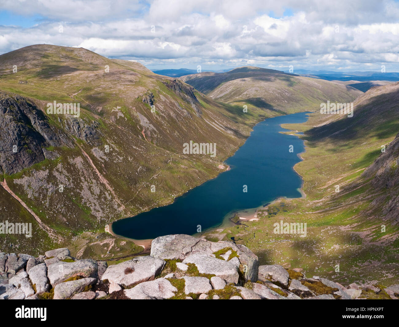 Vista su Loch Avon da Shelter Stone Crag su Carn Etchachan alla testa di Glen Avon. Cairn Gorm sorge a sinistra. Il Parco Nazionale di Cairngorms, Scozia Foto Stock
