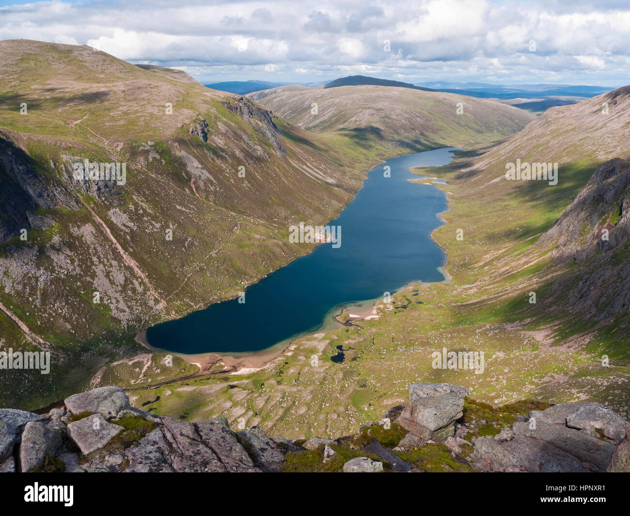 Vista sul Loch Avon dal Rifugio Rupe di pietra su Carn Etchachan alla testa di Glen Avon nel Parco Nazionale di Cairngorms, Scozia Foto Stock