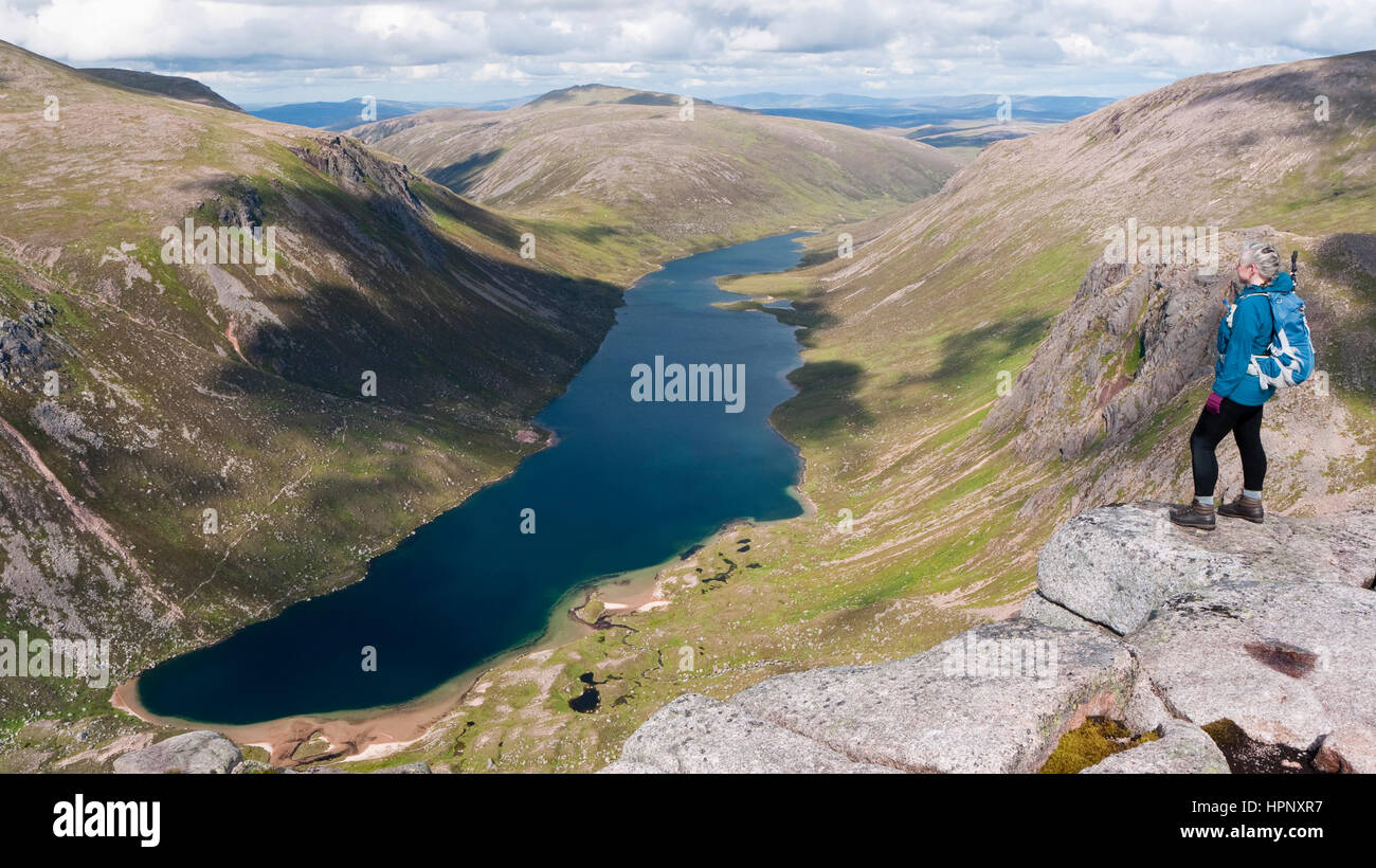 Vista sul Loch Avon dal Rifugio Rupe di pietra su Carn Etchachan alla testa di Glen Avon nel Parco Nazionale di Cairngorms, Scozia Foto Stock