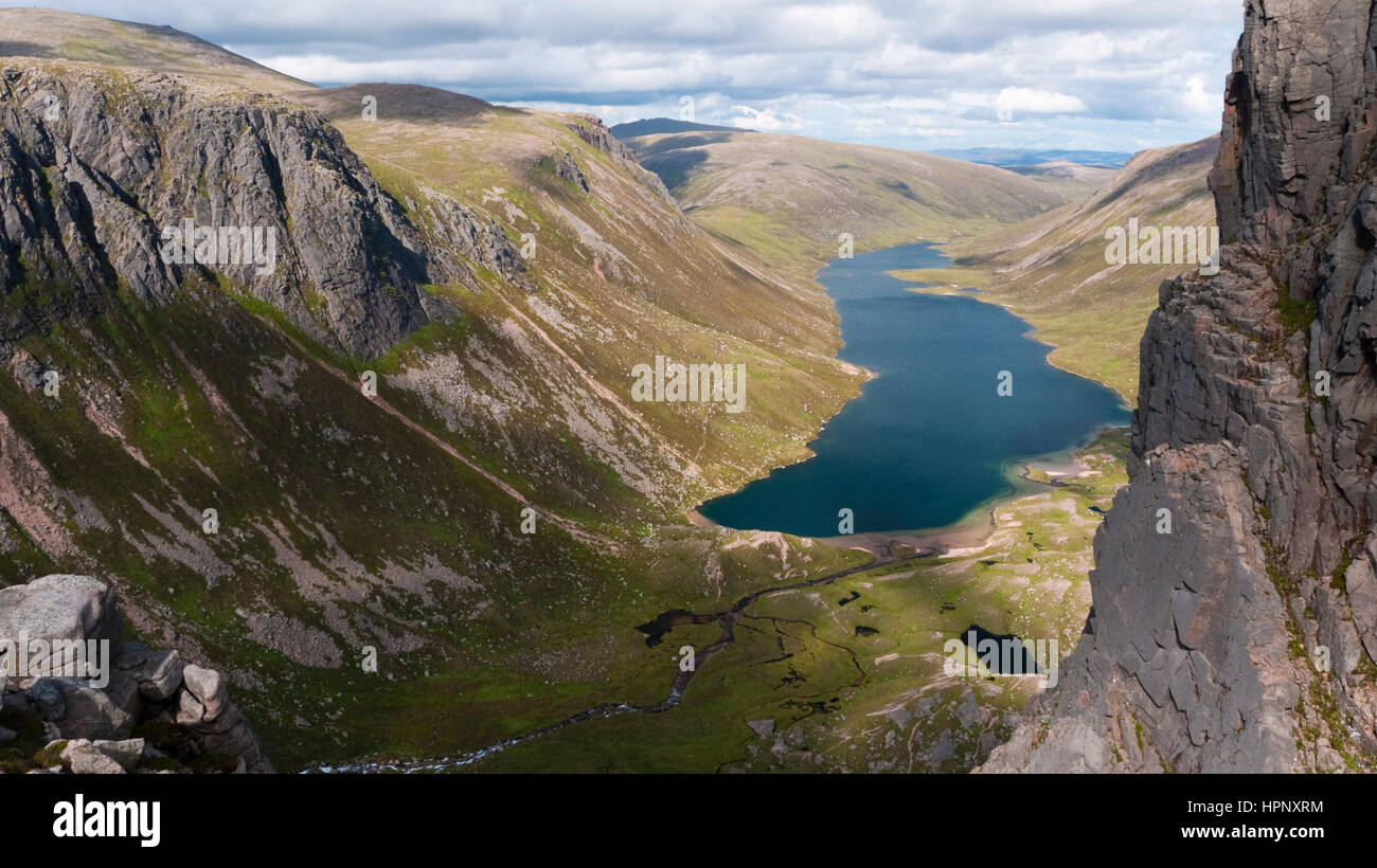 Vista sul Loch Avon dal Rifugio Rupe di pietra su Carn Etchachan alla testa di Glen Avon nel Parco Nazionale di Cairngorms, Scozia Foto Stock