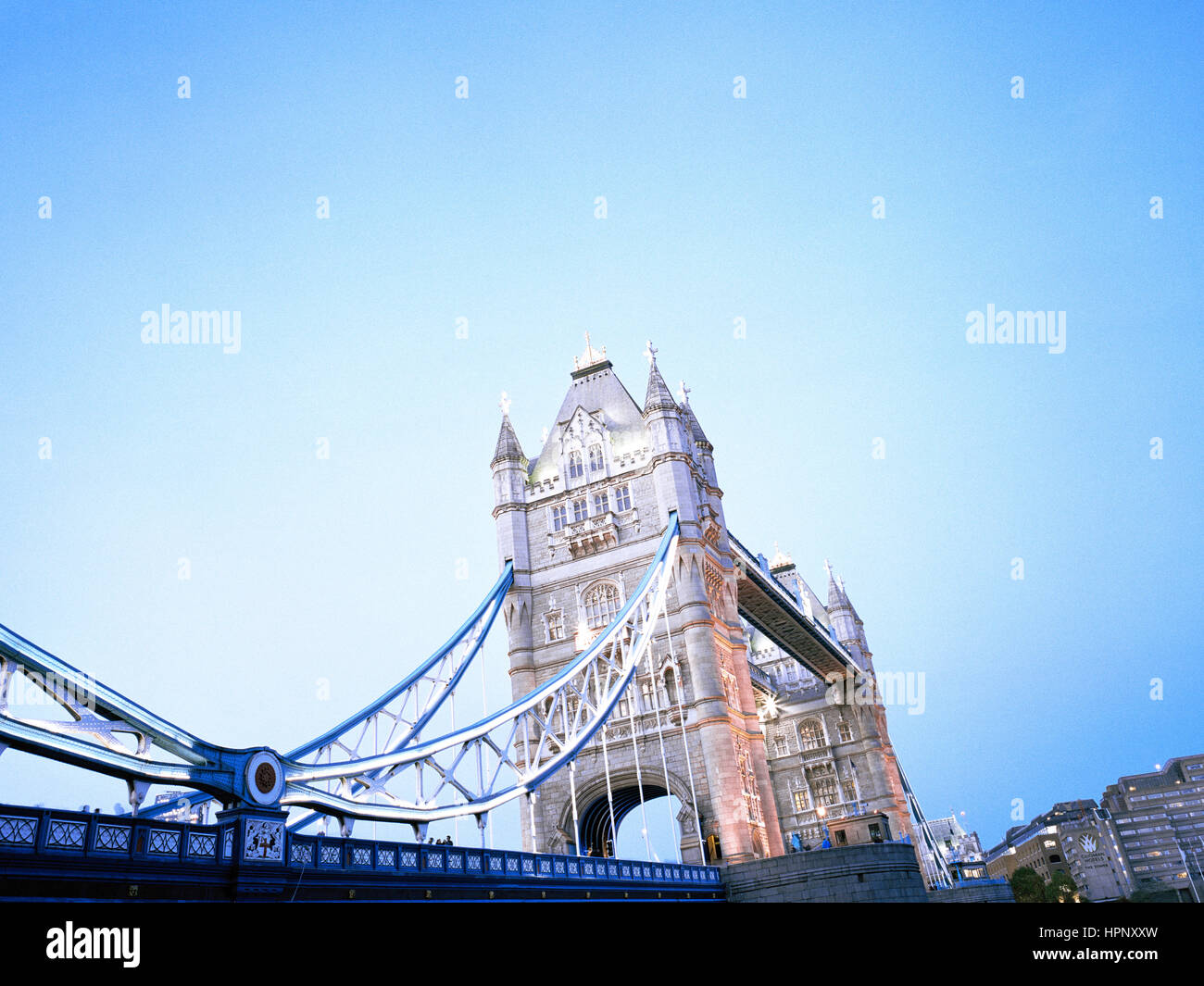 Basso angolo di vista il Tower Bridge illuminato al crepuscolo, London, Regno Unito Foto Stock