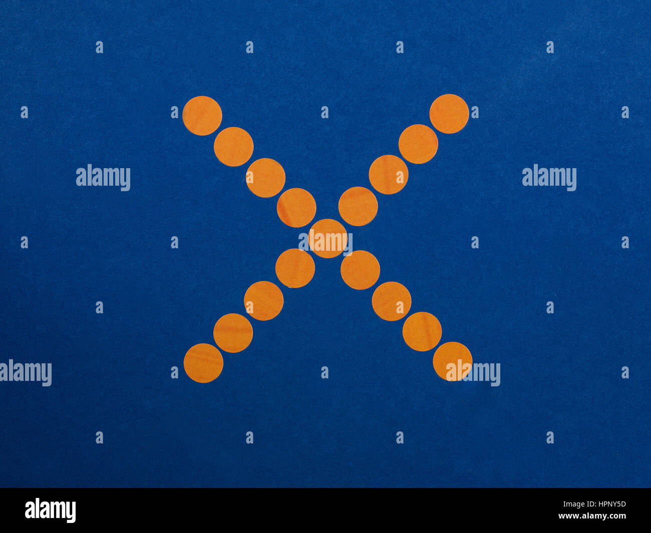 Macchie di colore arancione croce su uno sfondo blu Foto Stock