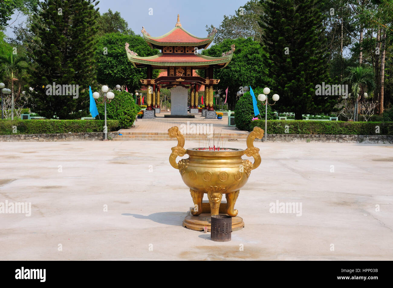 Un bruciatore di incenso e pagoda asiatici nel Vietnam del sud del ben tunnel duoc scenic area. Foto Stock