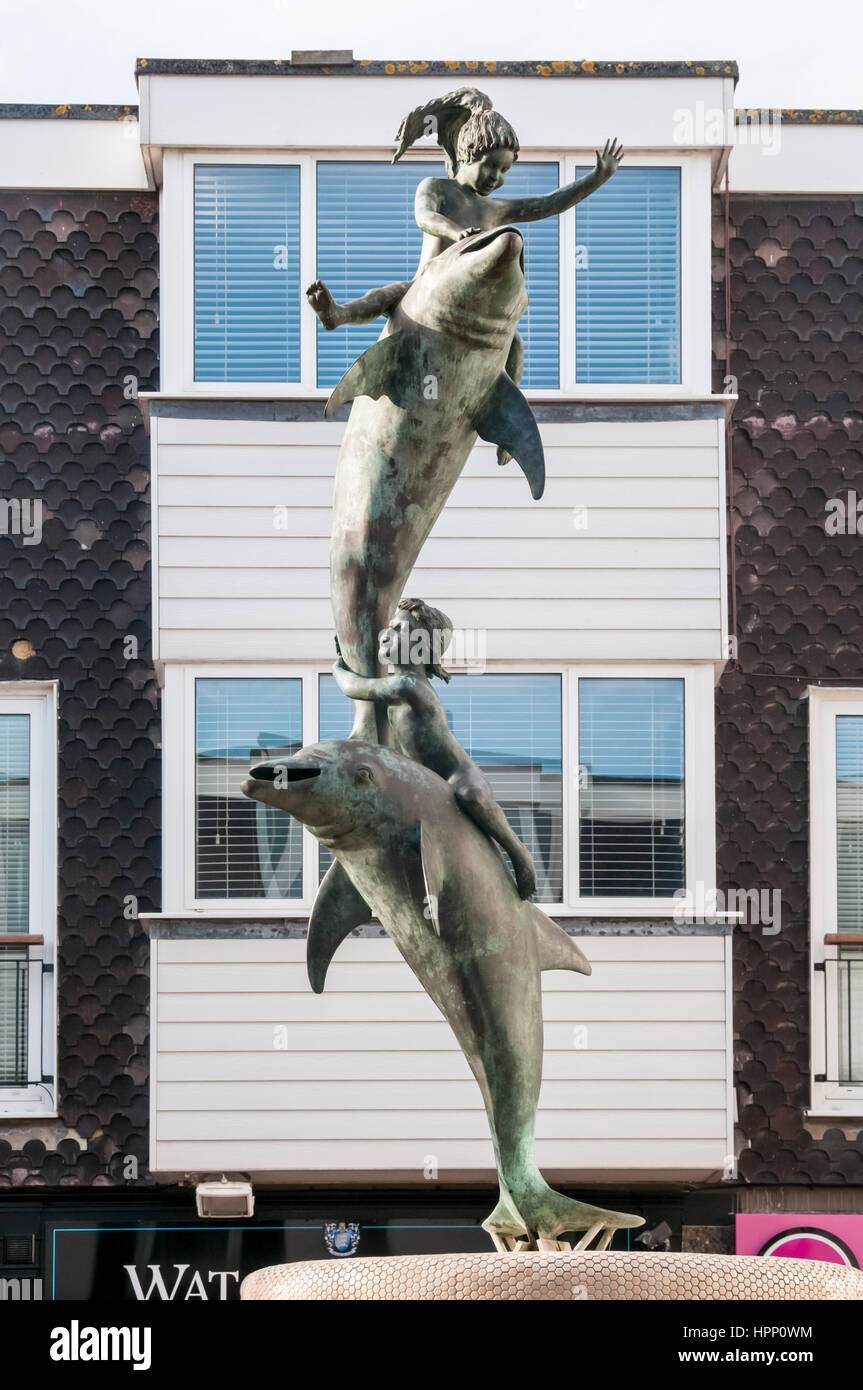 La fontana dei Delfini da James Osborne in Brighton Square. Foto Stock
