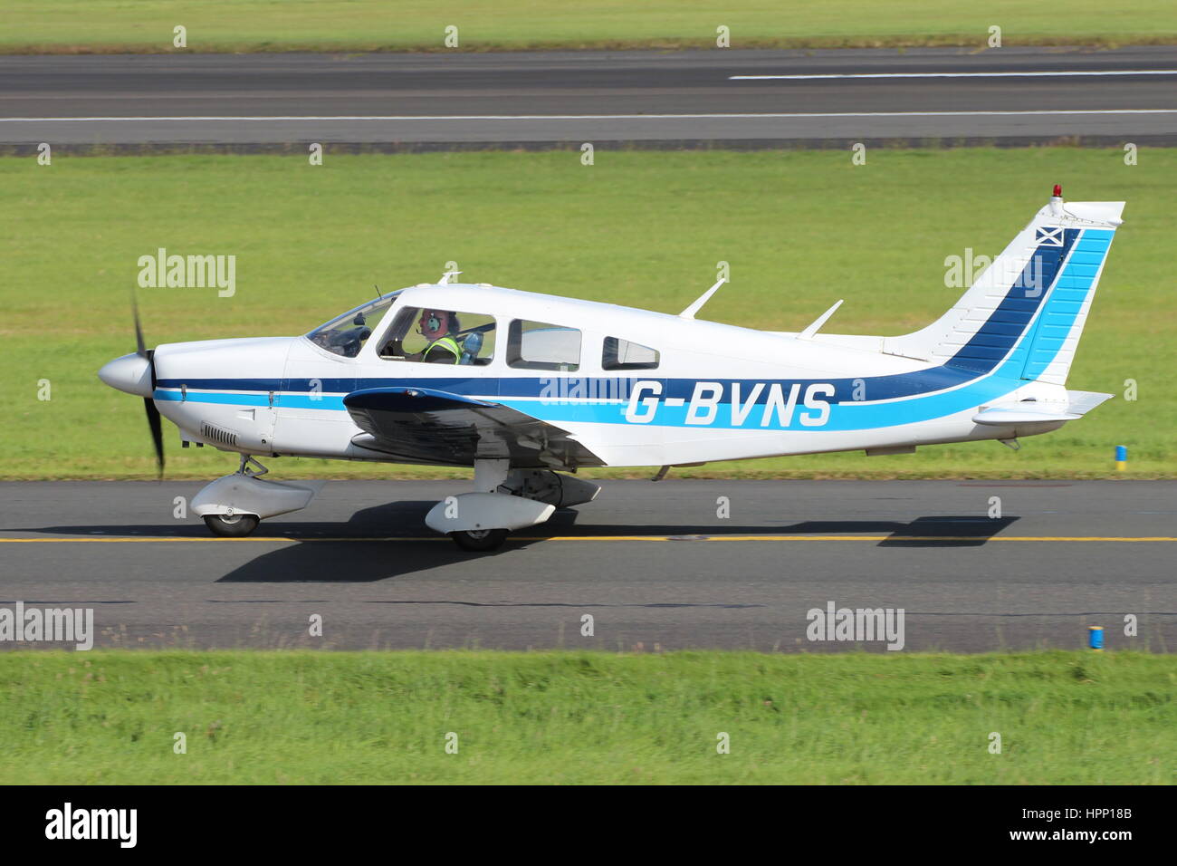 G-BVNS, un Piper PA-28-181 Cherokee Archer II azionato da Scottish Airways volantini a Prestwick International Airport in Ayrshire. Foto Stock