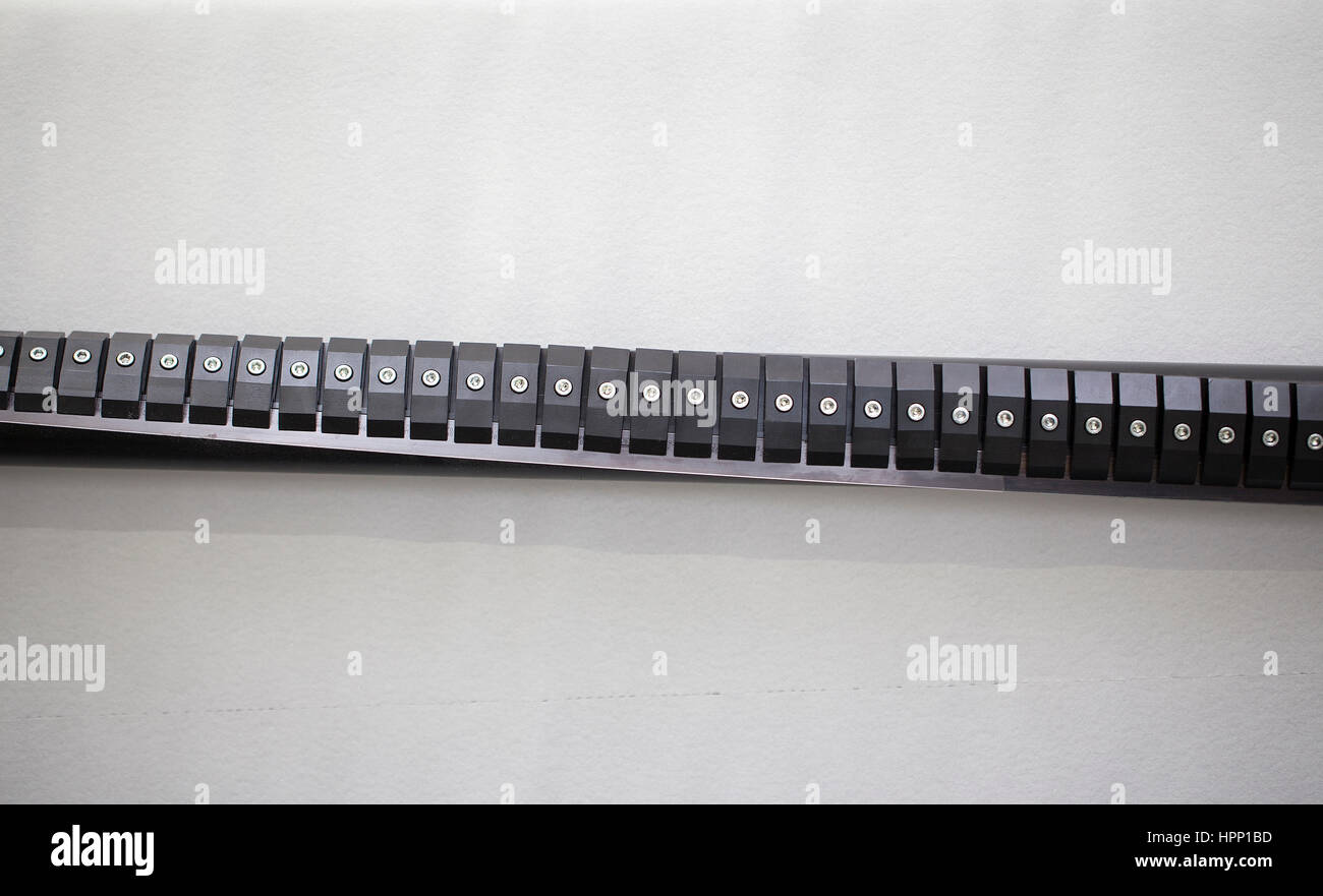 Coltello in acciaio per il taglio di carta, sfondo astratto Foto Stock