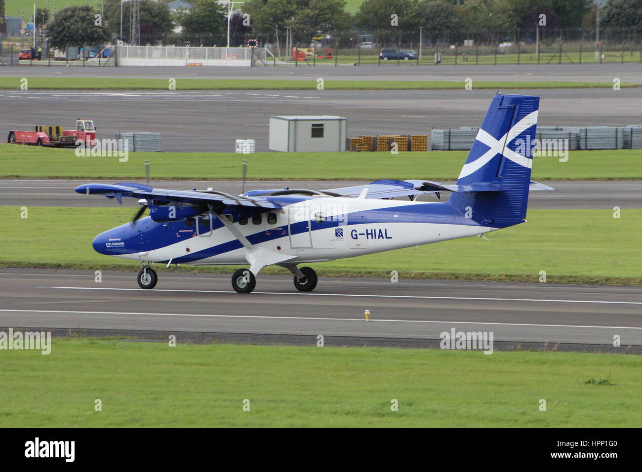 G-HIAL, un de Havilland Canada (Viking aria) DHC-6-400 Twin Otter azionato da Loganair a nome del governo scozzese, presso l'Aeroporto di Prestwick. Foto Stock