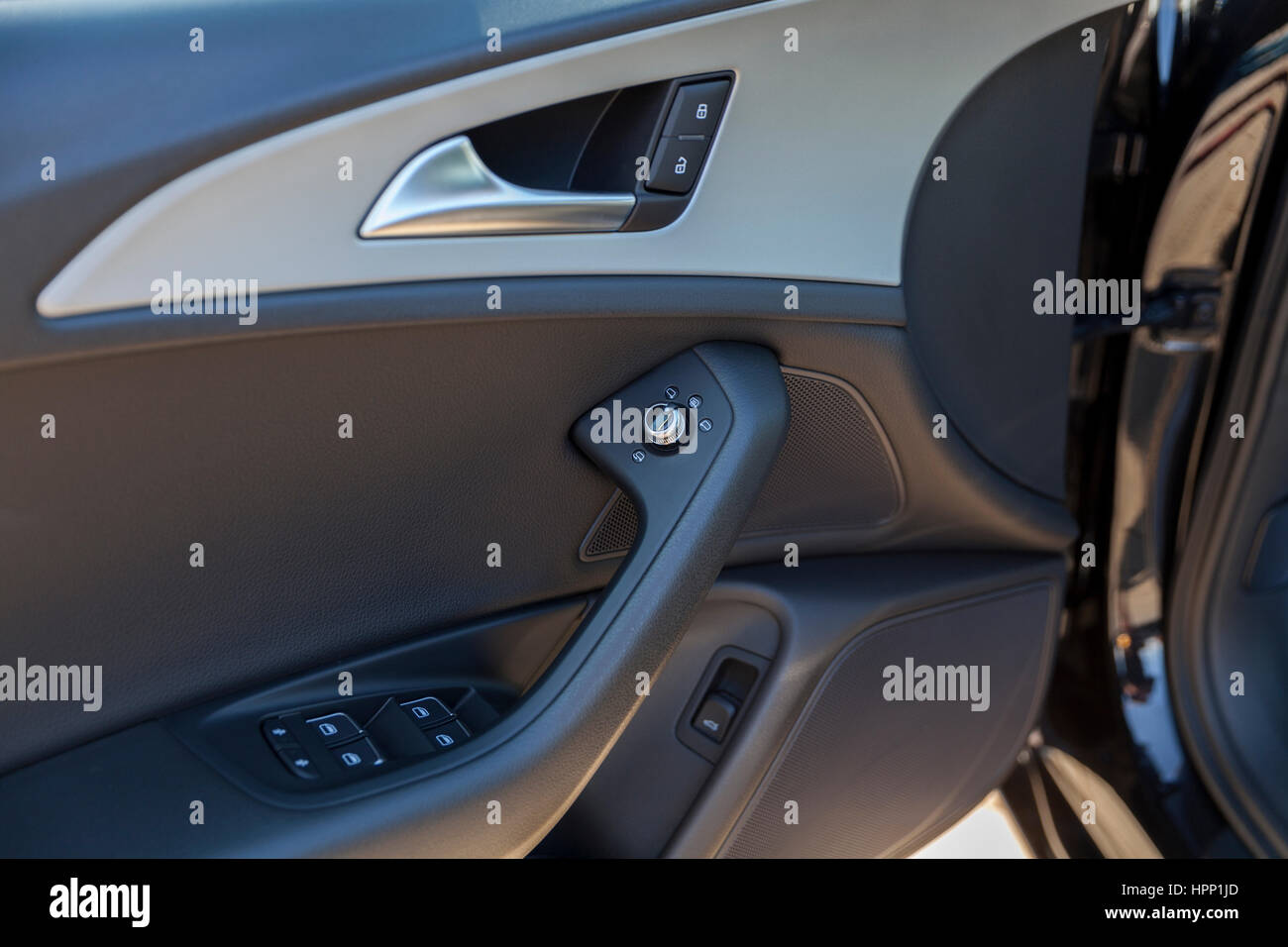 Auto all'interno della porta, vicino fino Foto Stock