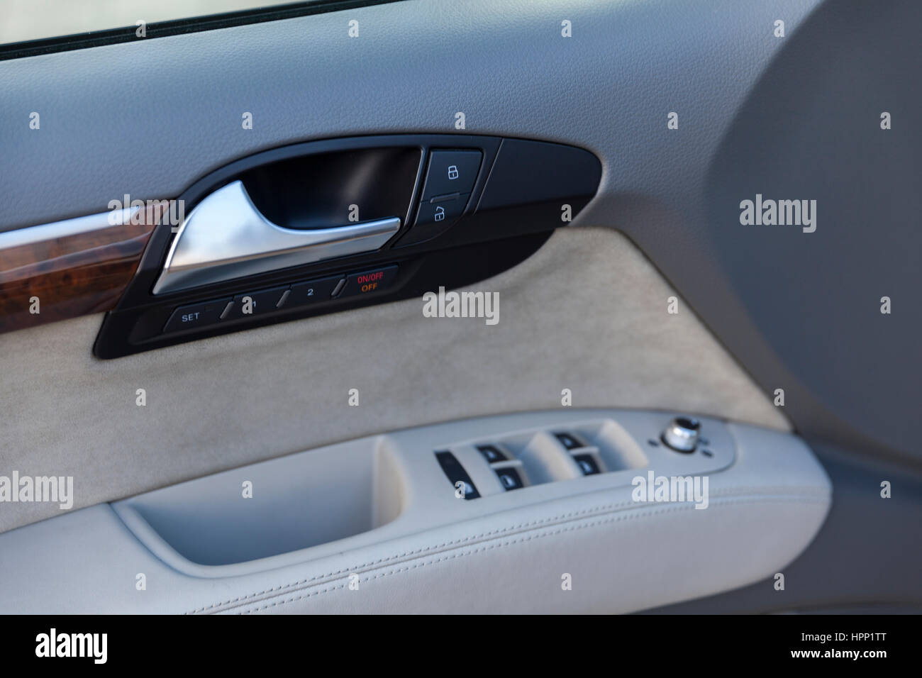 Auto all'interno della porta, vicino fino Foto Stock