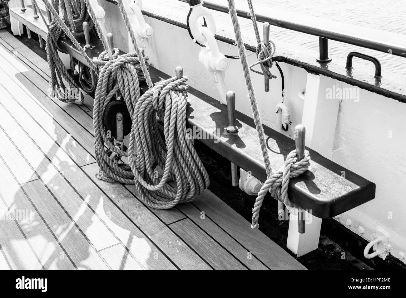 Angolo di Alta Vista di corde sul ponte di barche a vela Foto Stock