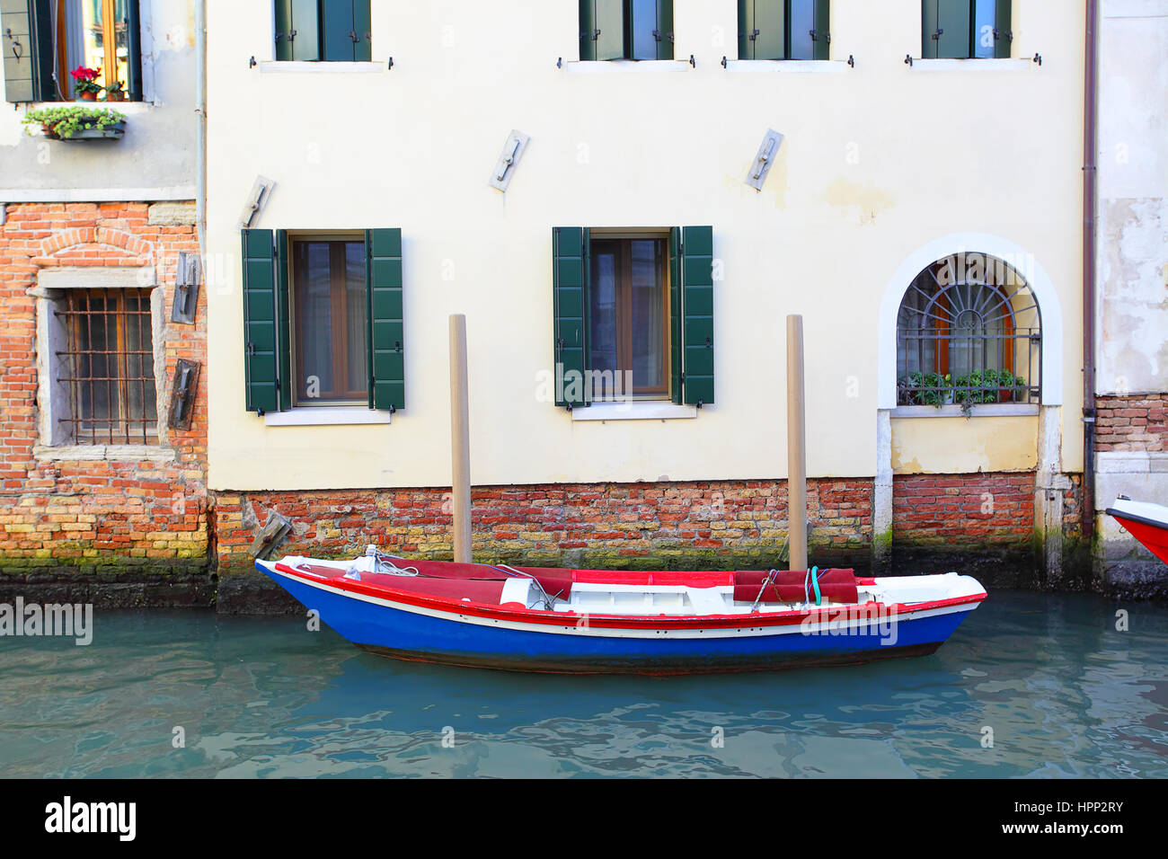 Barca vicino casa su stretto canale a Venezia, Italia Foto Stock