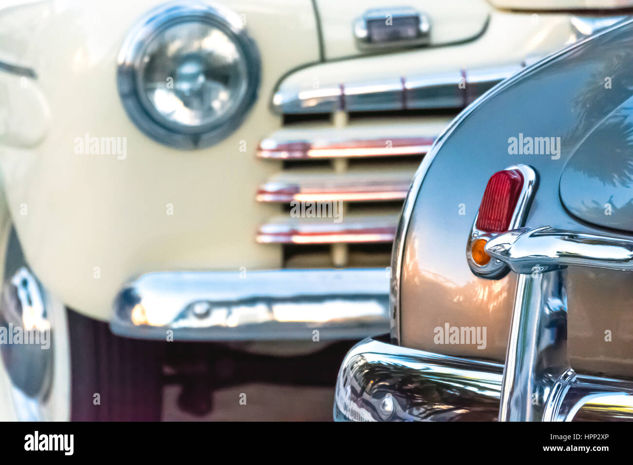 Vista ravvicinata delle vecchie auto fronte e retro Foto Stock