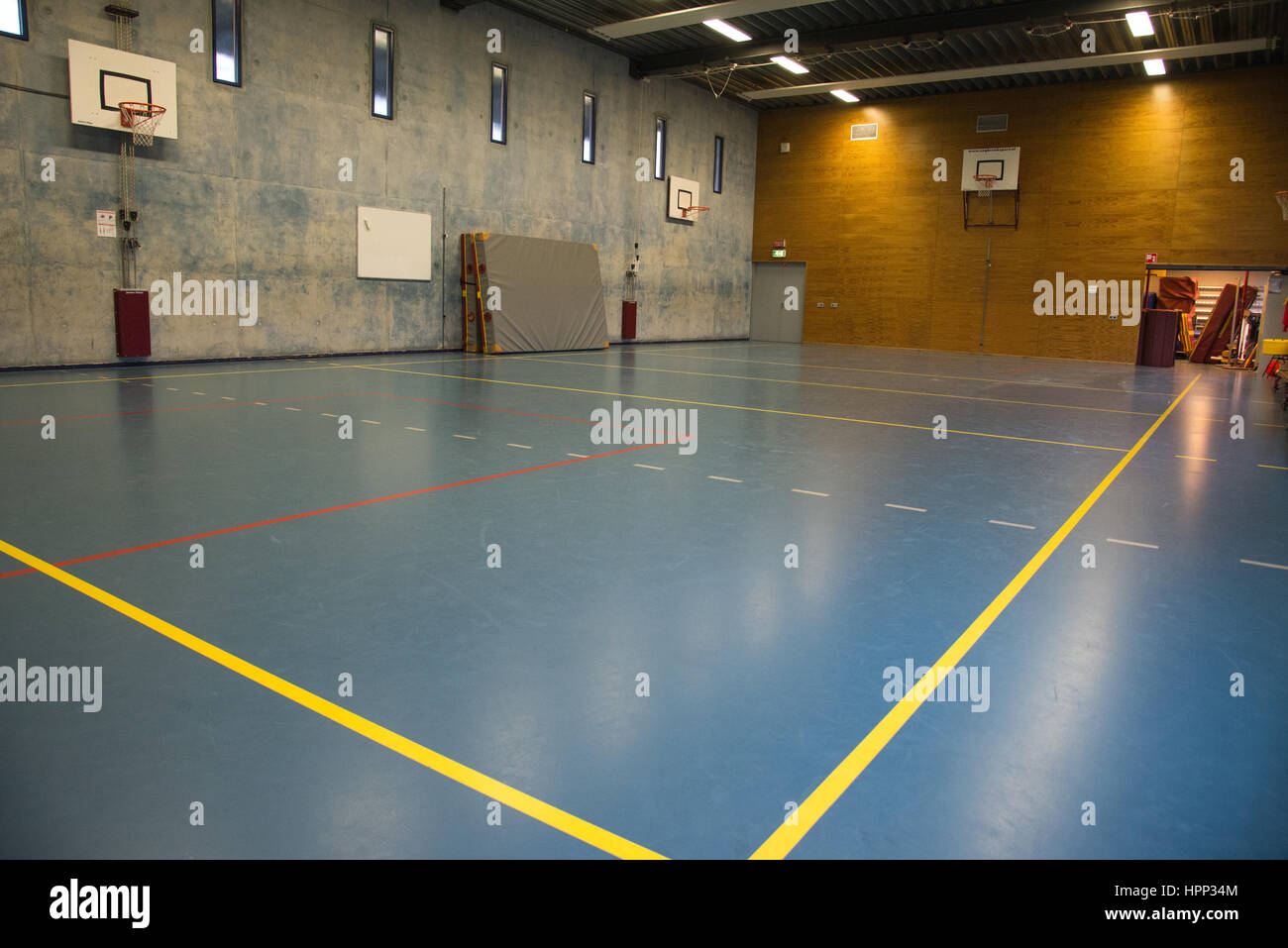 Palestra vuota a scuola Foto Stock