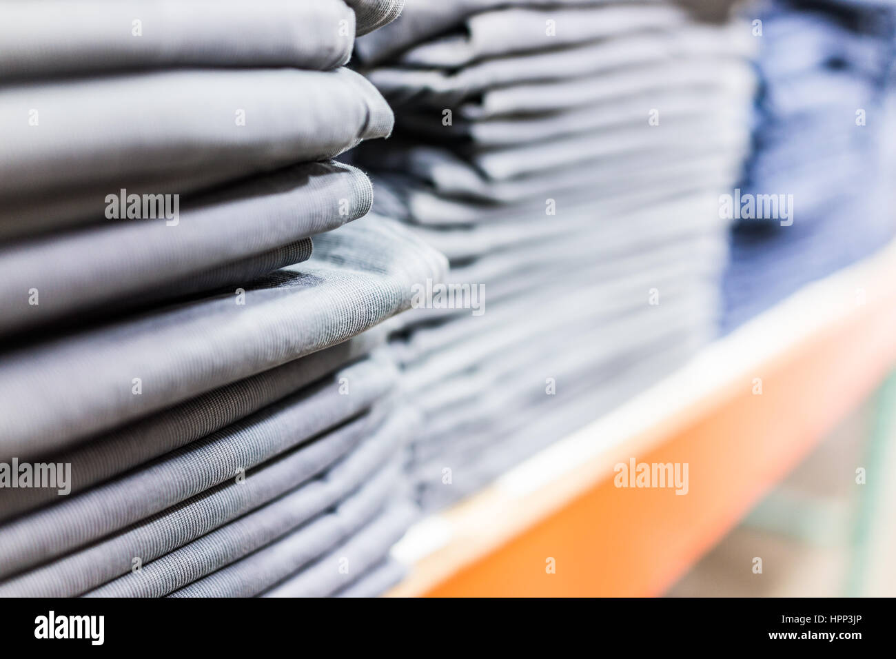 Pila di camicie o pantaloni in Memorizza macro closeup Foto Stock