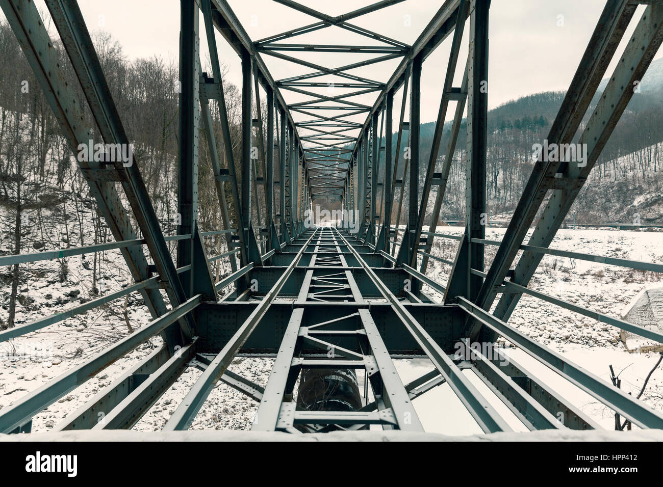 Acciaio vecchio ponte ferroviario , scena invernale Foto Stock